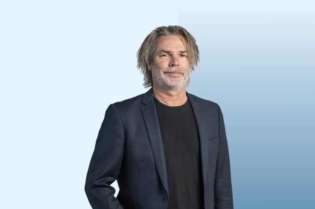 De man toont trots de gesigneerde bundel ‘Van de Hak op de Tak’ van